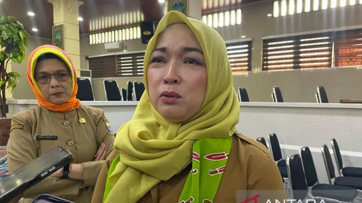 Kepala Dinkes Kota Cirebon Siti Maria Listiawaty (kanan) saat memberikan keterangan di Cirebon, Jawa Barat. (ANTARA/Fathnur Rohman)