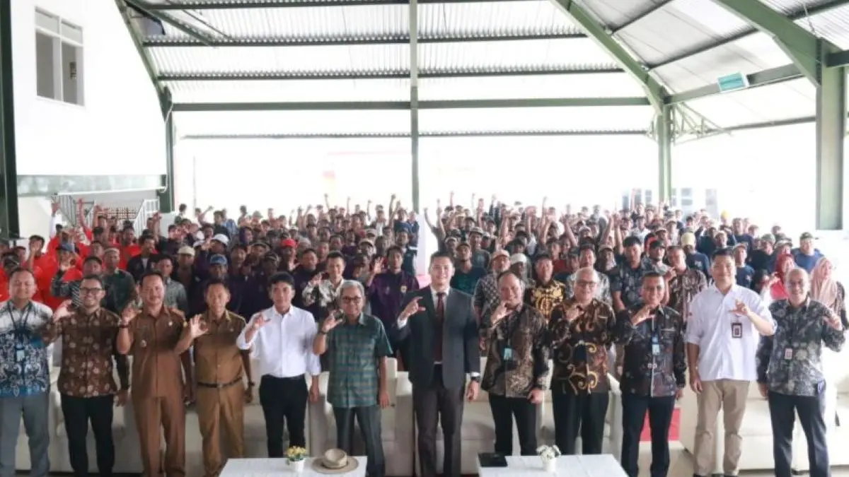 OJK melaksanakan program literasi dan inklusi keuangan di KNMP Gebang Mekar, Cirebon. (OJK Cirebon/Antara)