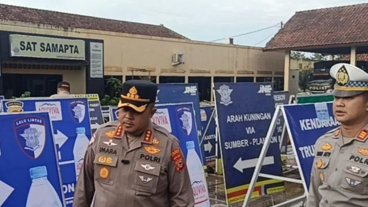 Kapolresta Cirebon Kombes Pol Imara Utama (kiri) mengecek kesiapan sarana dan prasarana untuk Operasi Ketupat Lodaya 2026 di Cirebon. (Fathnur Rohman/Antara)