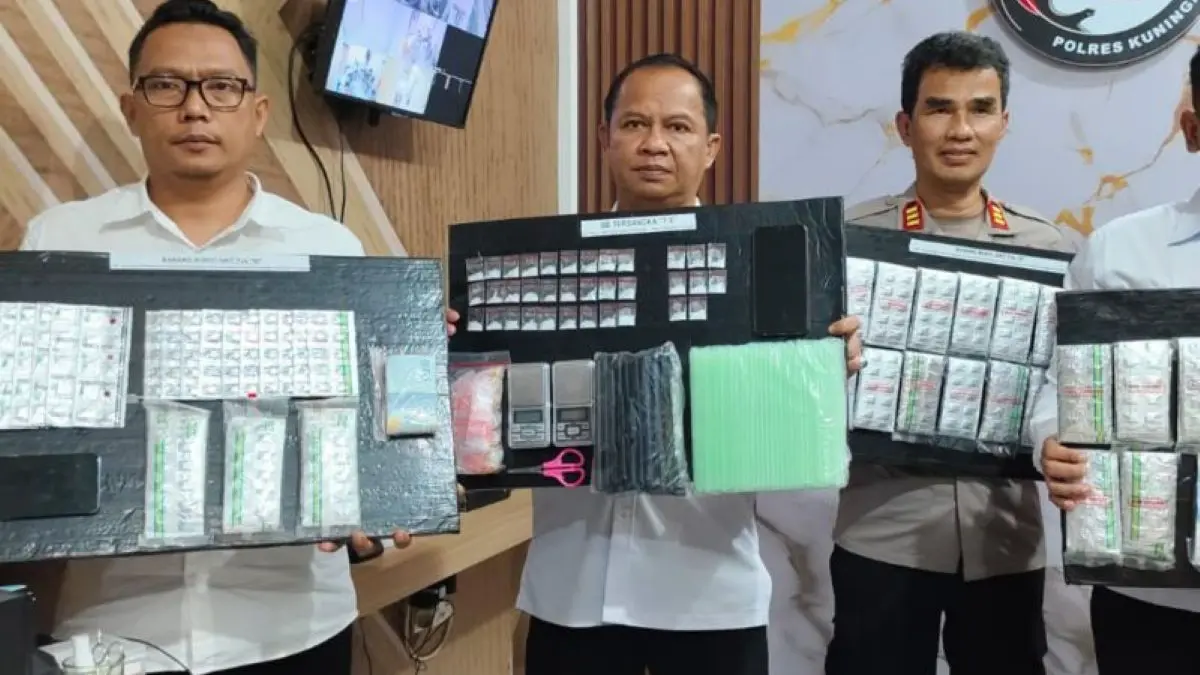 Polres Kuningan menunjukkan barang bukti hasil pengungkapan kasus narkotika di Kuningan, Senin (9/3). (Polres Kuningan/Antara)