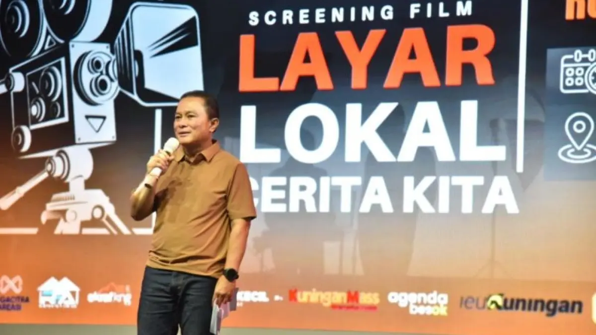 Bupati Kuningan Dian Rachmat Yanuar saat menghadiri screening film bertajuk Layar Lokal, Cerita Kita di Kuningan. (Pemkab Kuningan/Antara)