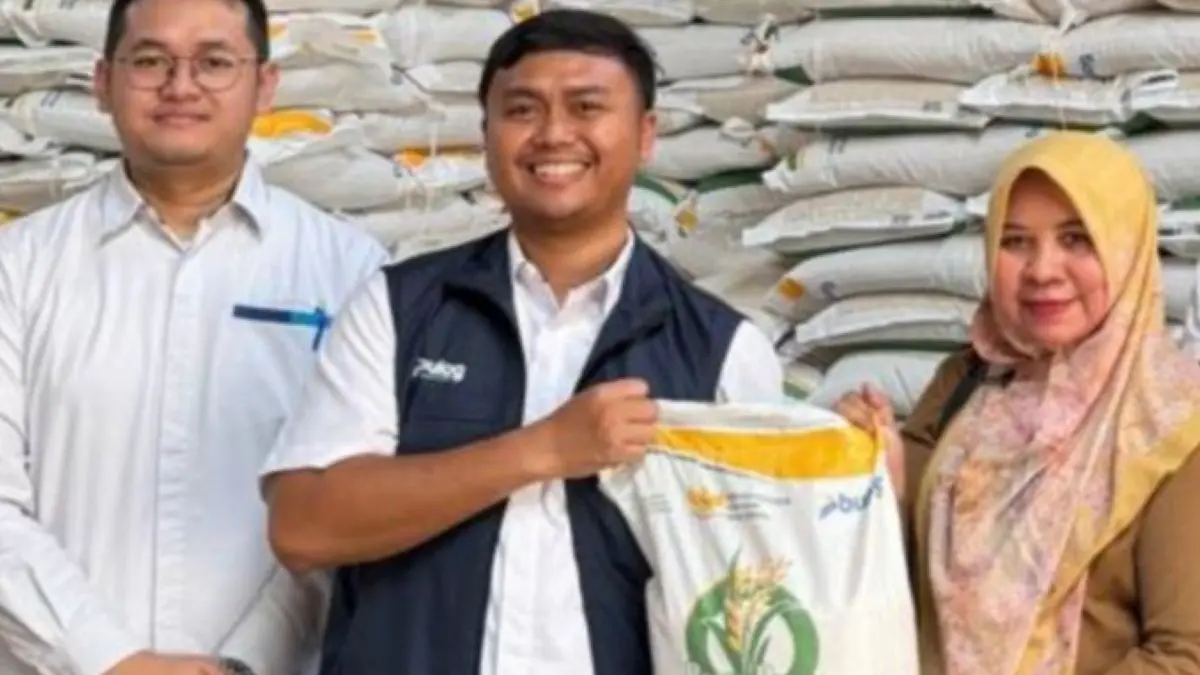 Kepala DKP3 Kota Cirebon Elmi Masruroh (kanan) mengecek beras bantuan pangan di Cirebon. (Fathnur Rohman/Antara)