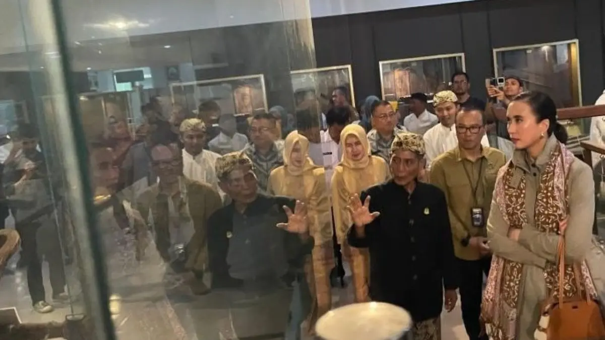 Menteri Pariwisata (Menpar) Widiyanti Putri Wardhana (kanan) meninjau salah satu koleksi museum di Cirebon, Selasa (10/3). (Fathnur Rohman/Antara)