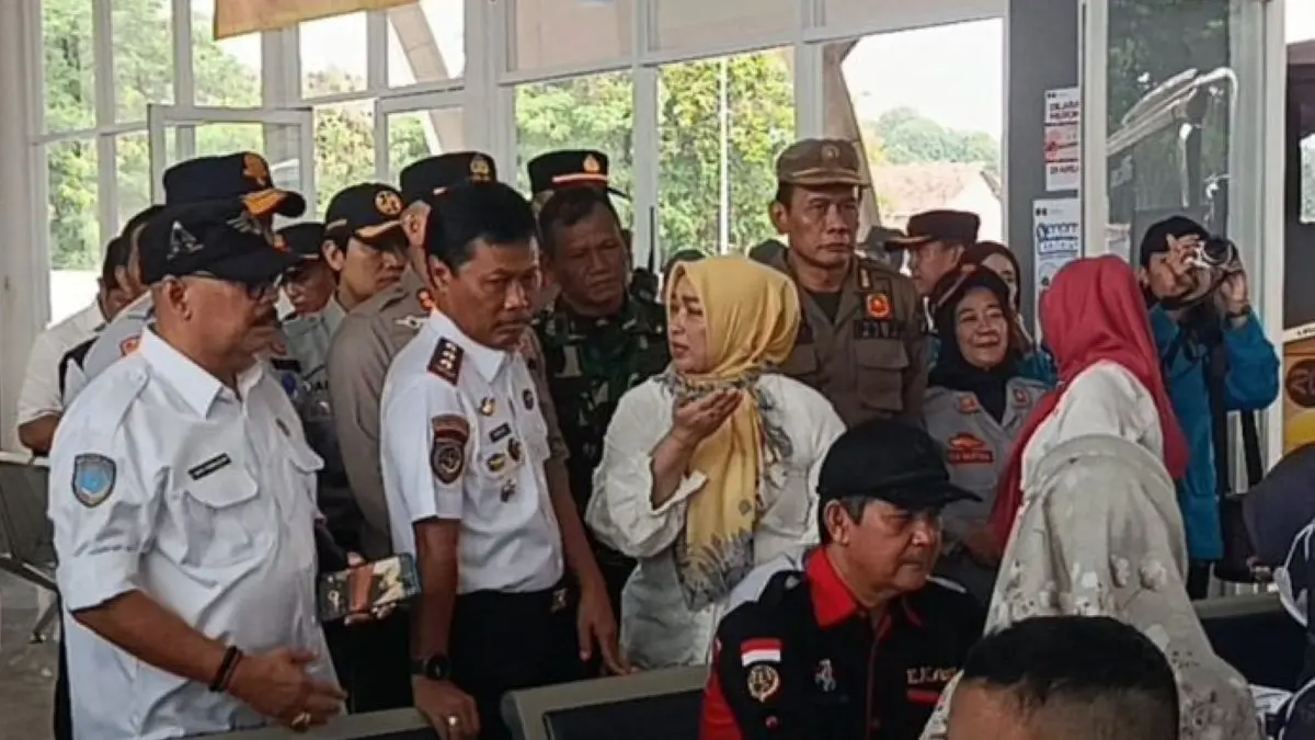 Pengecekan sarana dan prasarana di Terminal Harjamukti Cirebon, Rabu (11/3). (Fathnur Rohman/Antara)