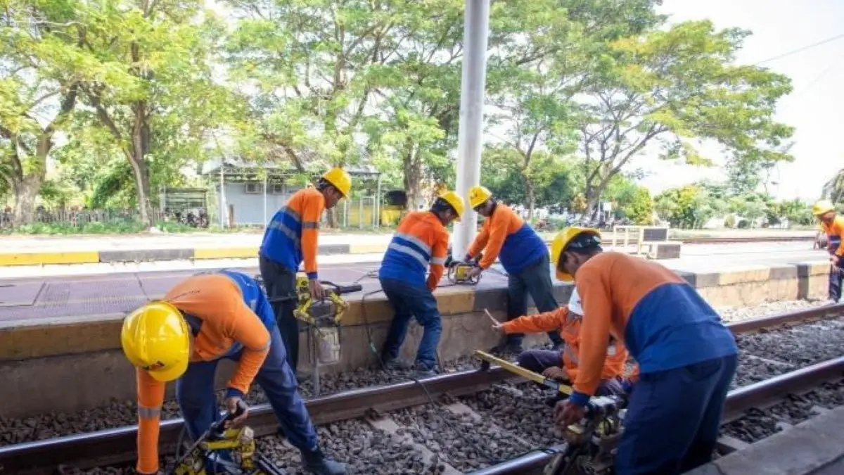 Petugas memeriksa kondisi rel kereta api. (Fathnur Rohman/Antara)