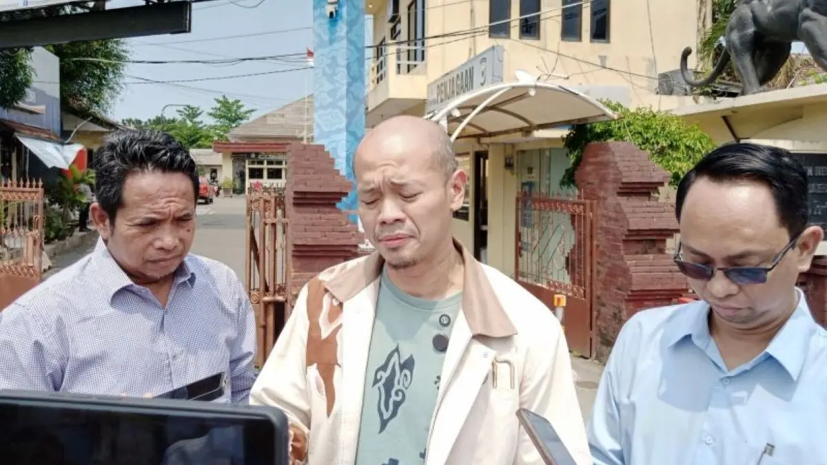 Salah satu pemilik pengembang perumahan Ibnu Riyanto (tengah) membuat laporan polisi di Polres Cirebon Kota, Selasa (10/3). (Fathnur Rohman/Antara)