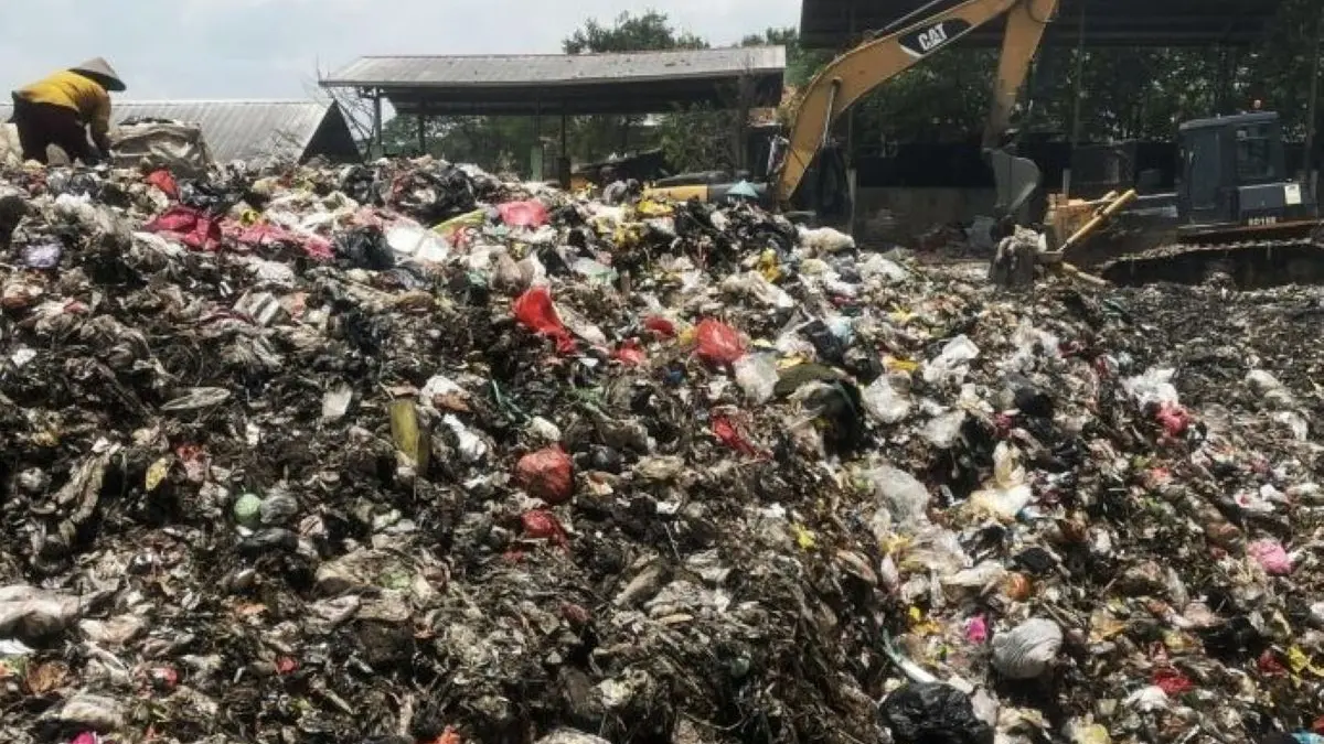 Tumpukan sampah di TPA Kopiluhur Cirebon, Selasa (10/3). (Fathnur Rohman/Antara)