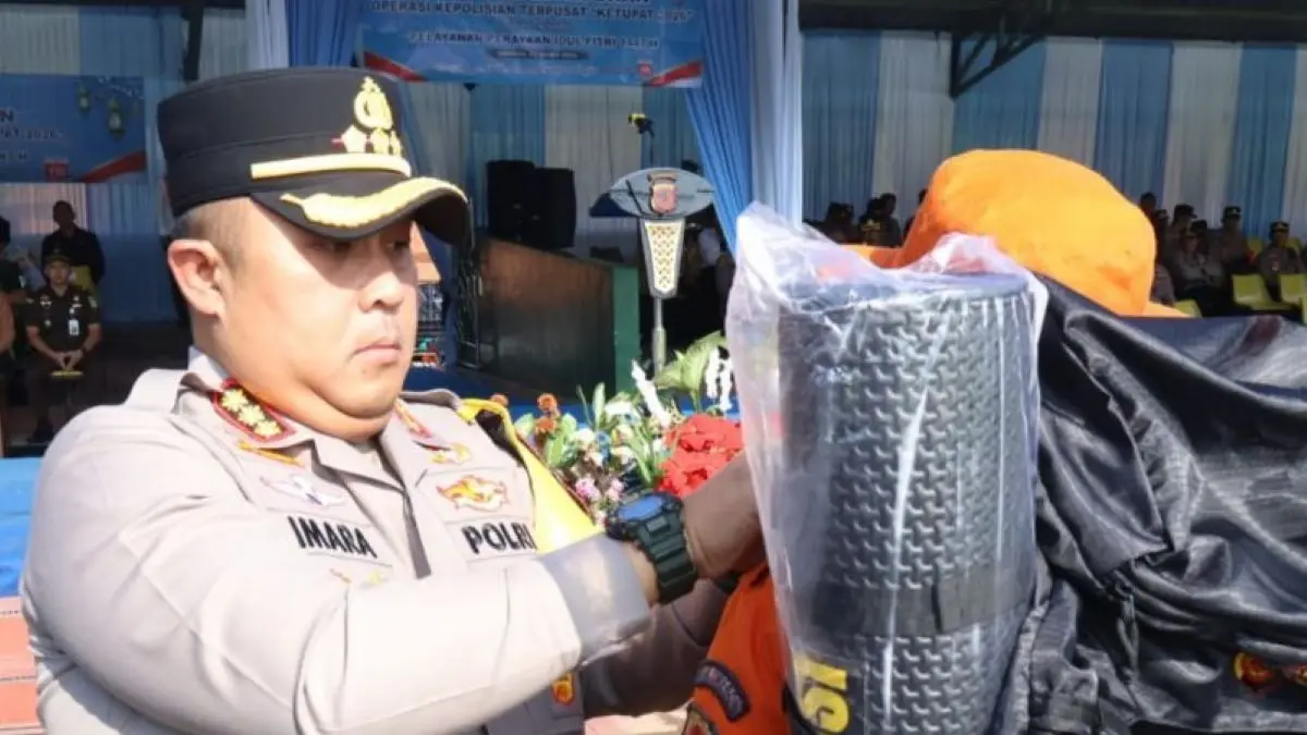 Kapolresta Cirebon Kombespol Imara Utama (kiri) melepas personel gabungan untuk pengamanan arus mudik Lebaran di Cirebon. (Fathnur Rohman/Antara)