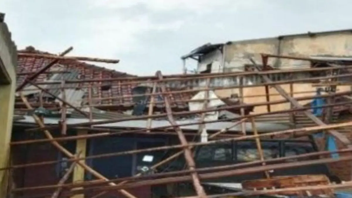 Rumah warga terdampak peristiwa angin puting beliung di Cirebon, Rabu (11/3). (BPBD Cirebon/Antara)