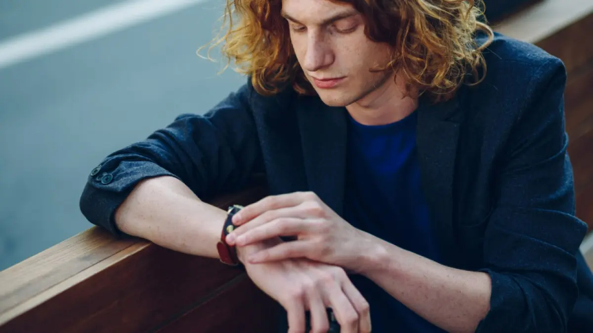 Ilustrasi orang mengenakan jam tangan (Freepik) 