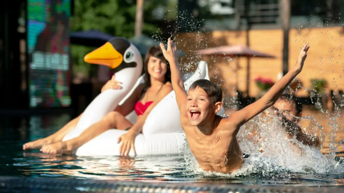 Ilustrasi water park dan kolam renang populer di Kuningan (Freepik) 