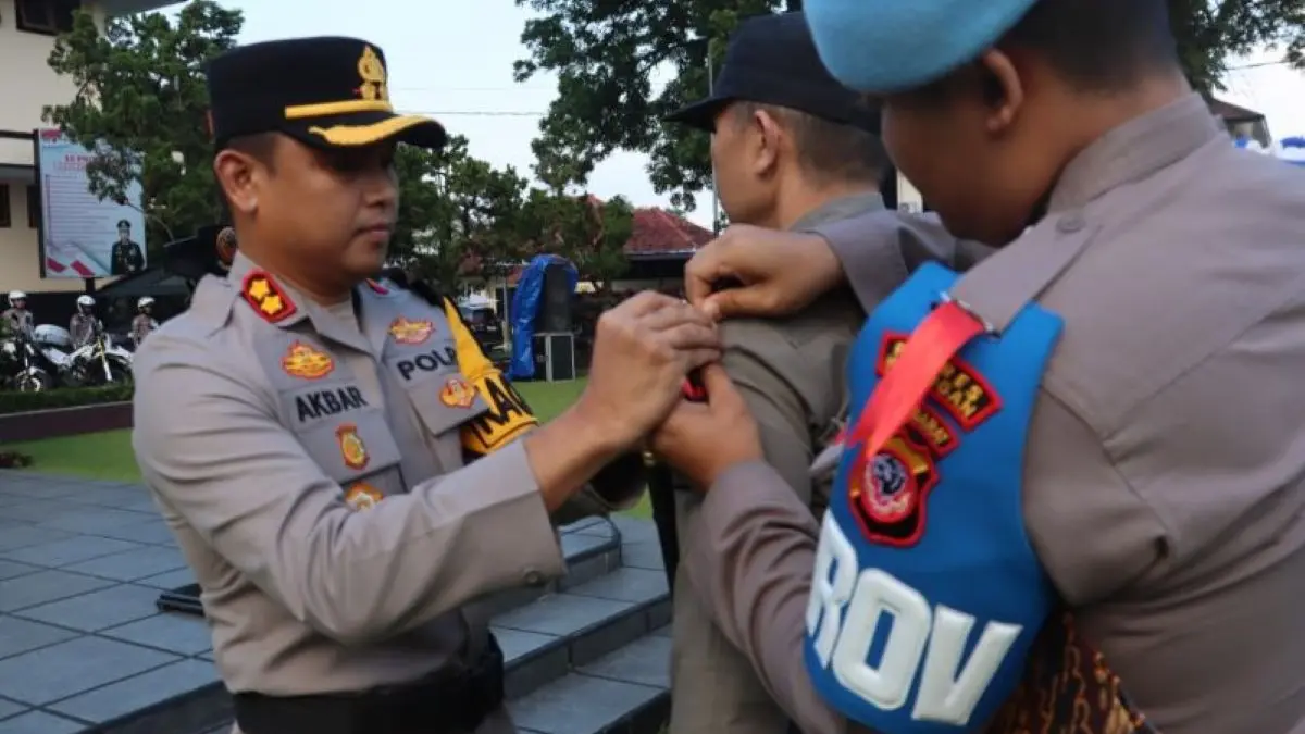 Kapolres Kuningan AKBP M Ali Akbar (kiri) saat melepas personel untuk pelaksanaan Operasi Ketupat Lodaya 2026 di Kuningan, Jumat (13/3). (Polres Kuningan/Antara)