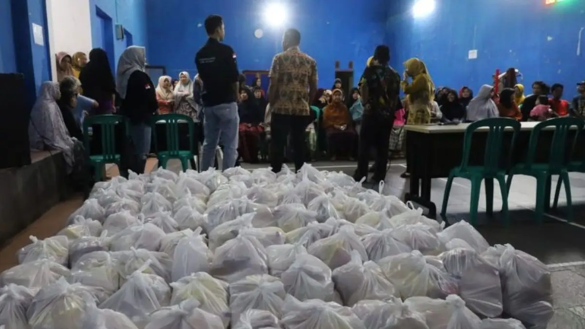 Paket sembako bersubsidi yang disalurkan ke sejumlah titik di Kabupaten Kuningan. (Pemkab Kuningan/Antara)
