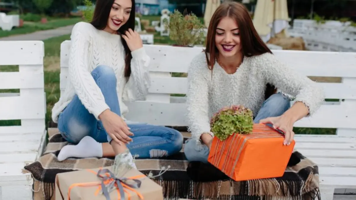 Ilustrasi shio yang mendapatkan THR dan bingkisan Lebaran (Freepik) 