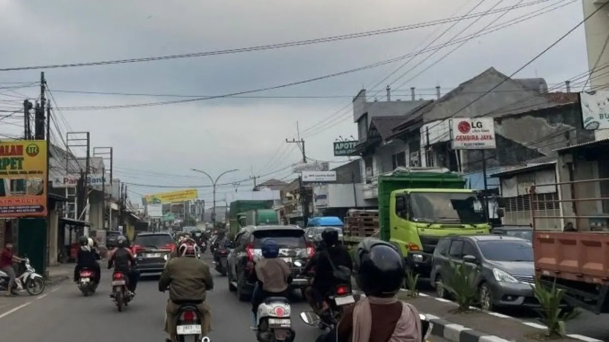 Kondisi arus lalu lintas di Jalur Pantura Kabupaten Cirebon pada Minggu (15/3). (Fathnur Rohman/Antara)