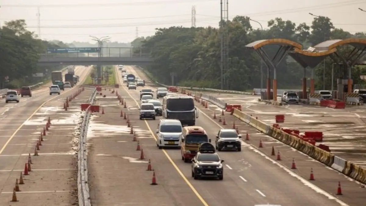 Kondisi arus lalu lintas di Tol Cipali KM 188 Cirebon, Minggu (15/3) sore. (Fathnur Rohman/Antara)