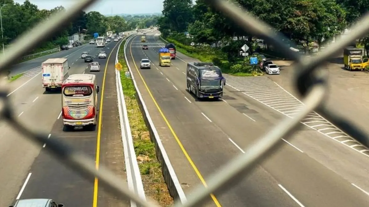 Lalu lintas di KM 207 Jalan Tol Palikanci Cirebon, Minggu (15/3). (Fathnur Rohman/Antara)