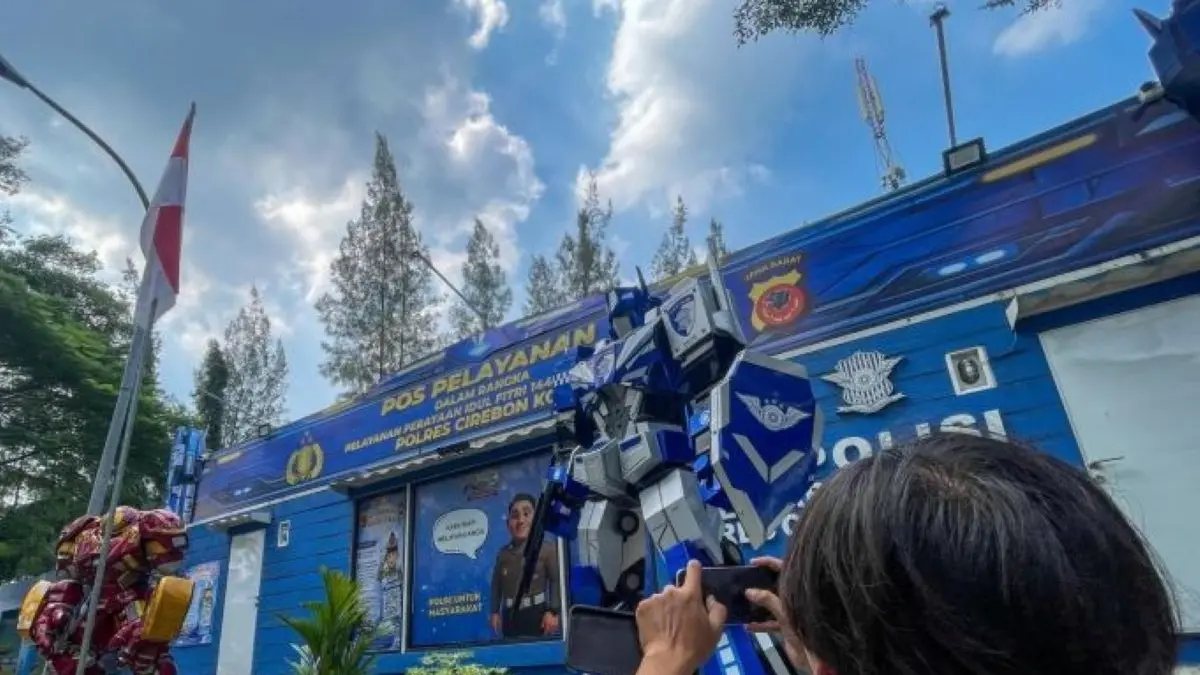 Patung robot dan pahlawan super di depan Pos Pelayanan Polres Cirebon Kota di Rest Area 207A Tol Palikanci. (Fathnur Rohman/Antara)