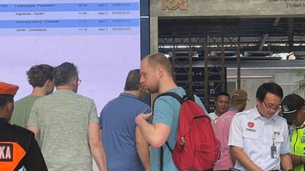 Penumpang di Stasiun Cirebon, Minggu (15/3). (Fathnur Rohman/Antara)