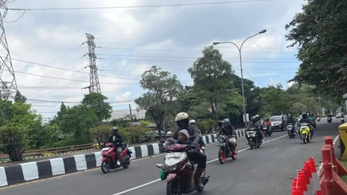 Pemudik melintas di ruas arteri di Jalur Pantura Kota Cirebon, Jumat (20/3). (Fathnur Rohman/Antara)
