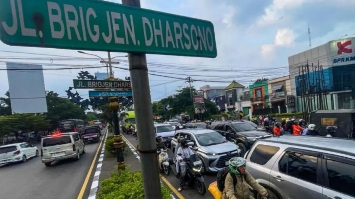 Pemudik melintas di ruas arteri Jalur Pantura Kota Cirebon. (Fathnur Rohman/Antara)