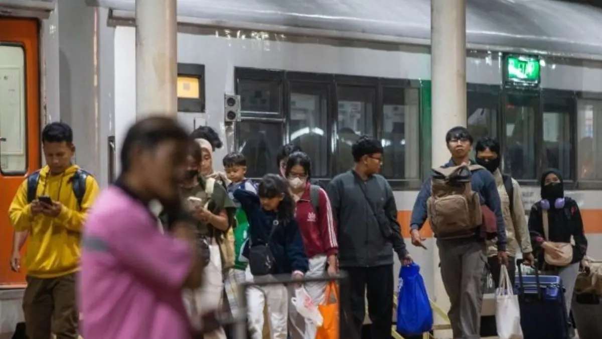 Penumpang tiba di Stasiun Cirebon. (Fathnur Rohman/Antara)