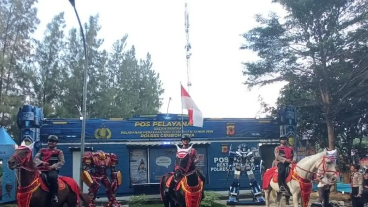 Personel berkuda dari Polres Cirebon Kota patroli sekaligus menghibur para pemudik di Rest Area KM 207 Tol Palikanci Cirebon. (Fathnur Rohman/Antara)