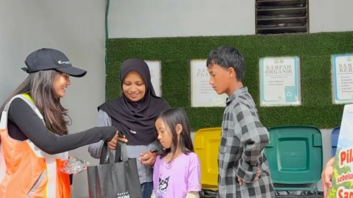 Petugas mengedukasi pemudik soal pilah sampah di Rest Area KM 166 Tol Cipali Majalengka. (Astra Tol Cipali/Antara)