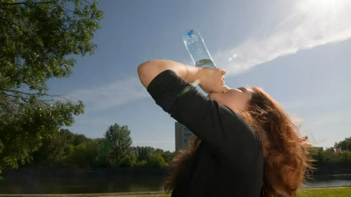 Ilustrasi mengendalikan keringat saat musim panas (Freepik) 