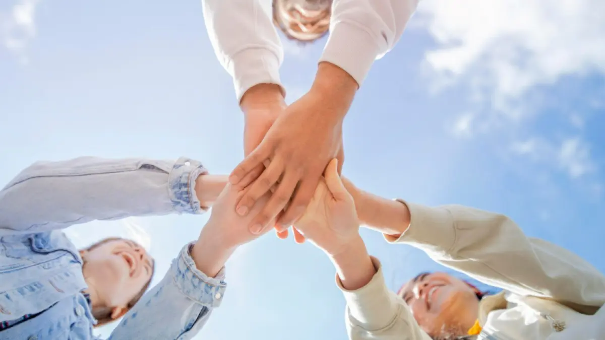 Ilustrasi bulan kelahiran yang menarik perhatian orang di sekitar (Freepik) 