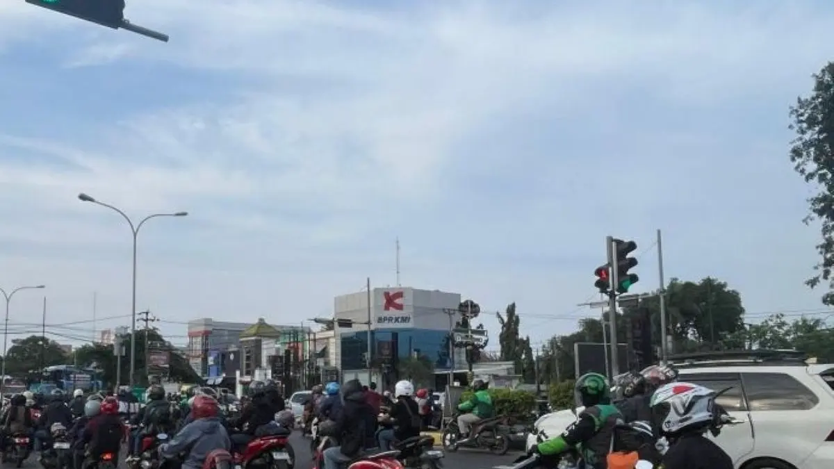 Pergerakan kendaraan menuju arah Jakarta di Jalur Pantura Cirebon, Rabu (25/3) sore. (Fathnur Rohman/Antara)