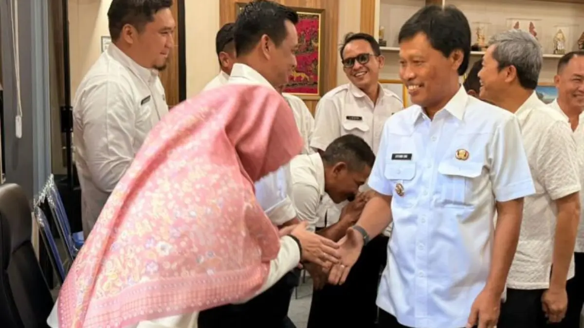 Wali Kota Cirebon Effendi Edo meninjau sejumlah dinas di Kota Cirebon, Rabu (25/3). (Pemkot Cirebon/Antara)