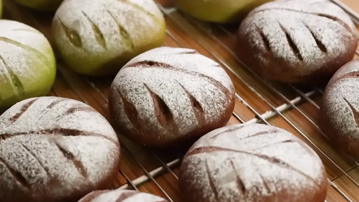 Cara membuat roti isi mochi (YouTube Devina Hermawan)
