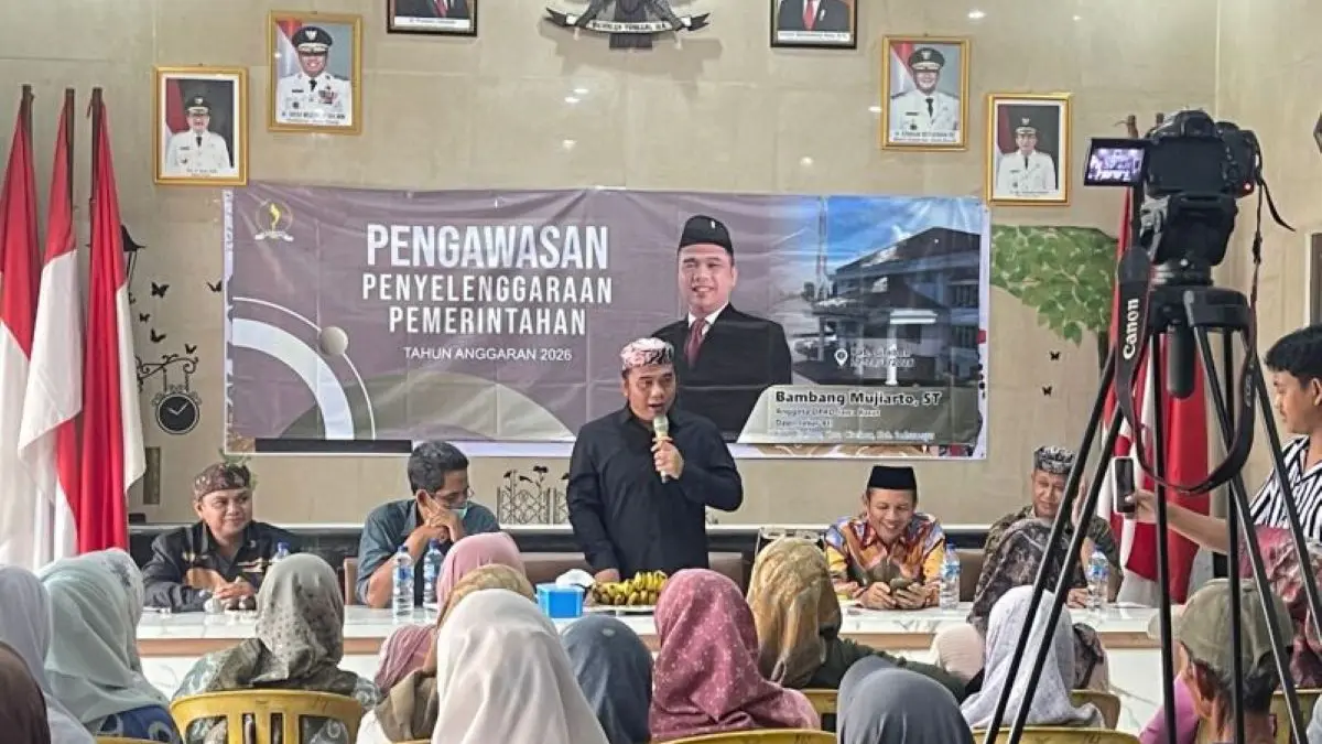 Anggota DPRD Provinsi Jawa Barat Bambang Mujiarto (tengah) melaksanakan kegiatan ngaji budaya di Cirebon. (Antara)
