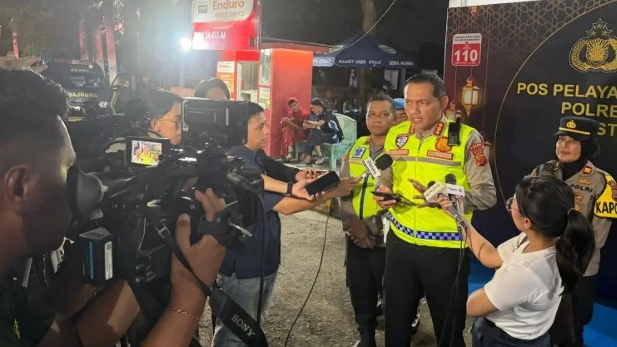 Dirlantas Polda Jabar Kombespol Raydian Kokrosono meninjau arus balik di Rest Area KM 62 Tol Jakarta-Cikampek. (Ali Khumaini/Antara)