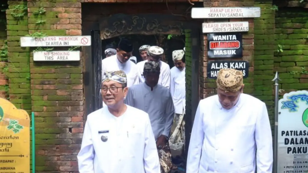 Bupati Cirebon Imron (kiri) melaksanakan napak tilas sekaligus ziarah ke Keraton Kasepuhan dan Makam Sunan Gunung Jati. (Fathnur Rohman/Antara)