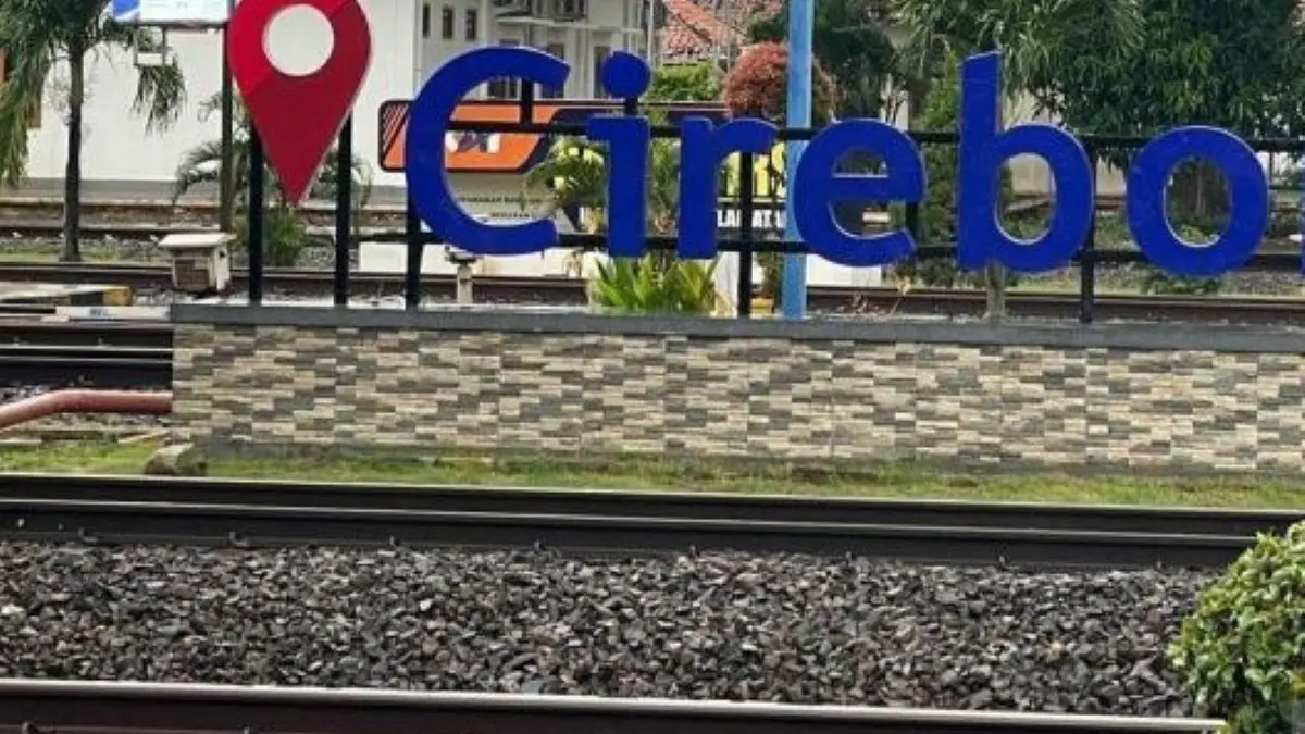 Ilustrasi perlintasan KA di Stasiun Cirebon. (Fathnur Rohman/Antara)