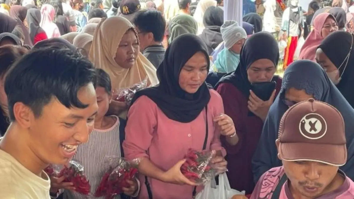 Kegiatan program Gerakan Pangan Murah (GPM) di Kota Cirebon. (Fathnur Rohman/Antara)