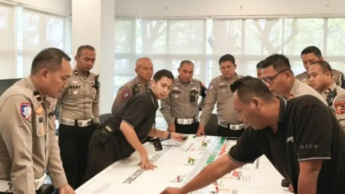 Kolaborasi Astra Tol Cipali bersama kepolisian dalam tactical floor game (TFG) untuk persiapan arus mudik dan balik Lebaran di Tol Cipali. (Astra Tol Cipali/Antara)