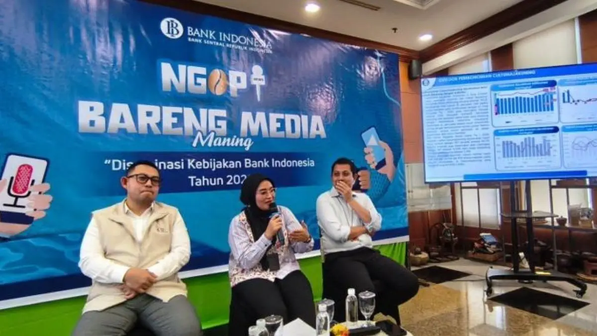 Kepala KPw BI Cirebon Wihujeng Ayu Rengganis (tengah). (Fathnur Rohman/Antara)