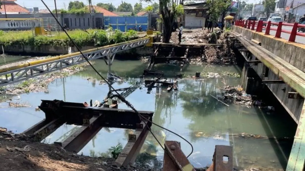 Kondisi jembatan rel peninggalan masa kolonial Belanda di kawasan Sungai Sukalila Cirebon, dibongkar pada Jumat (3/4). (Fathnur Rohman/Antara)
