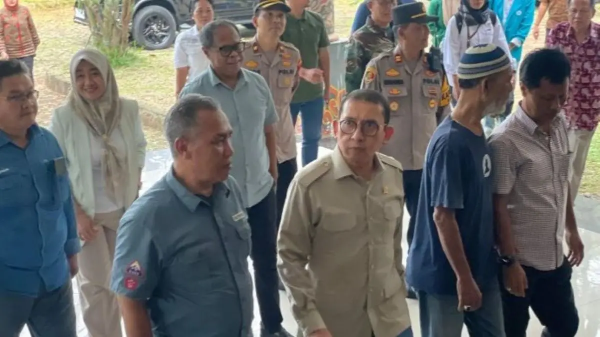Menteri Kebudayaan Fadli Zon (tengah) meninjau Gedung Kesenian Nyi Mas Rarasantang di Kota Cirebon. (Fathnur Rohman/Antara)