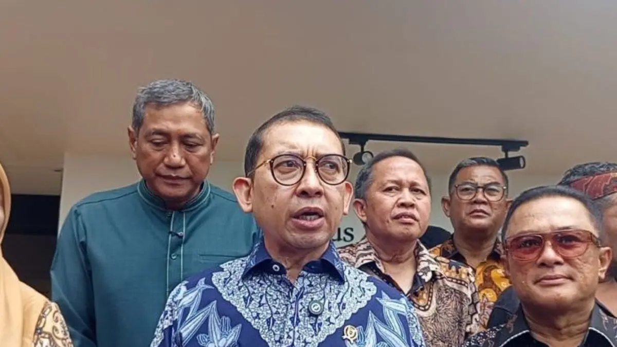 Menteri Kebudayaan (Menbud) Fadli Zon (tengah) di Situs Cipari Kabupaten Kuningan. (Fathnur Rohman/Antara)