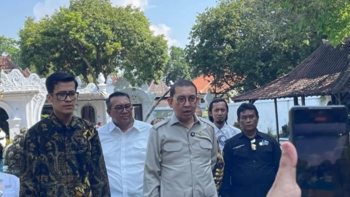 Menteri Kebudayaan (Menbud) Fadli Zon (tengah) meninjau kondisi Keraton Kasepuhan Cirebon. (Fathnur Rohman/Antara)