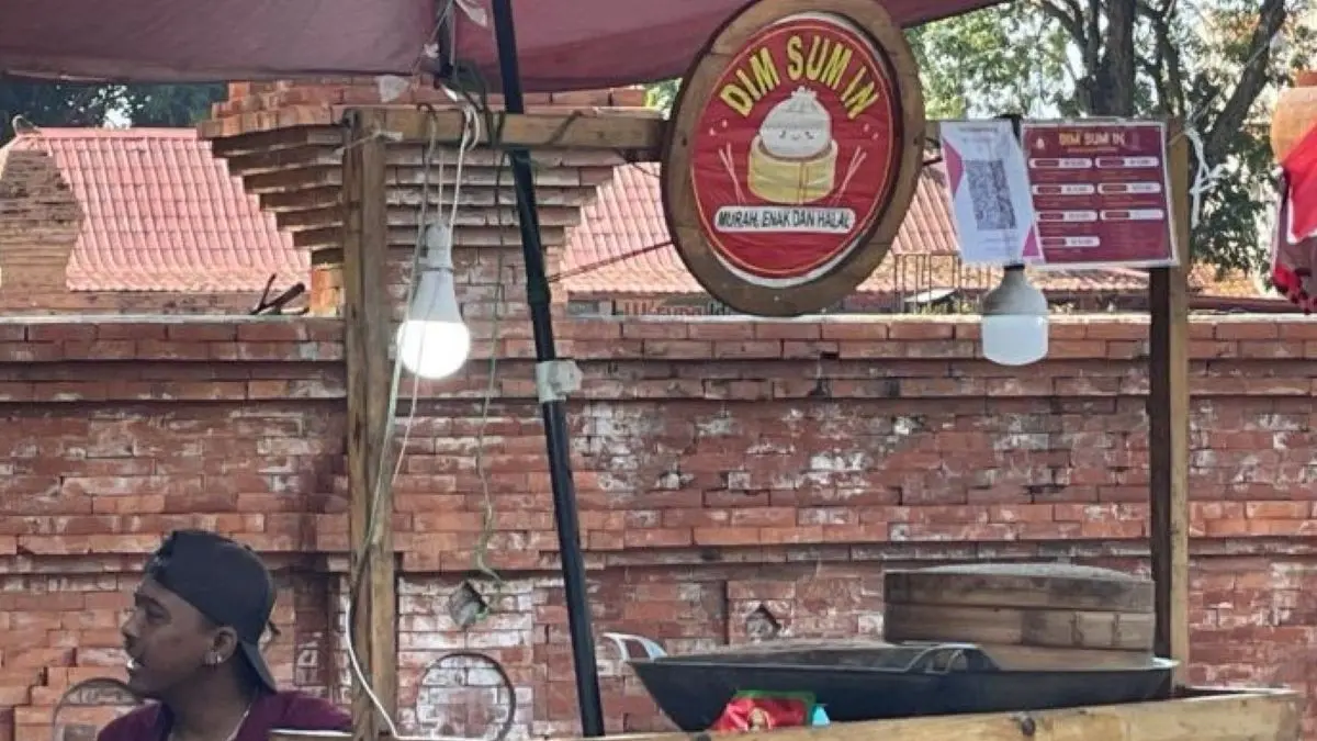 Pedagang menyediakan barcode QRIS di sekitar Keraton Kasepuhan Cirebon. (Fathnur Rohman/Antara)