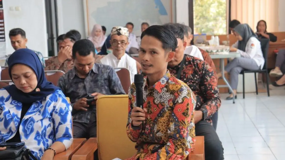 Komisioner Bawaslu Kota Cirebon melakukan pengawasan proses PDPB di Cirebon. (Bawaslu Kota Cirebon/Antara)