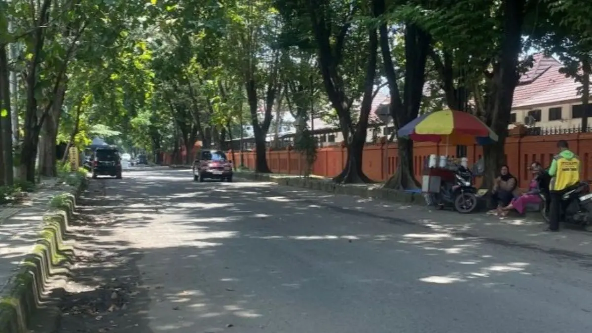 Kondisi ruas jalan di Kota Cirebon. (Fathnur Rohman/Antara)