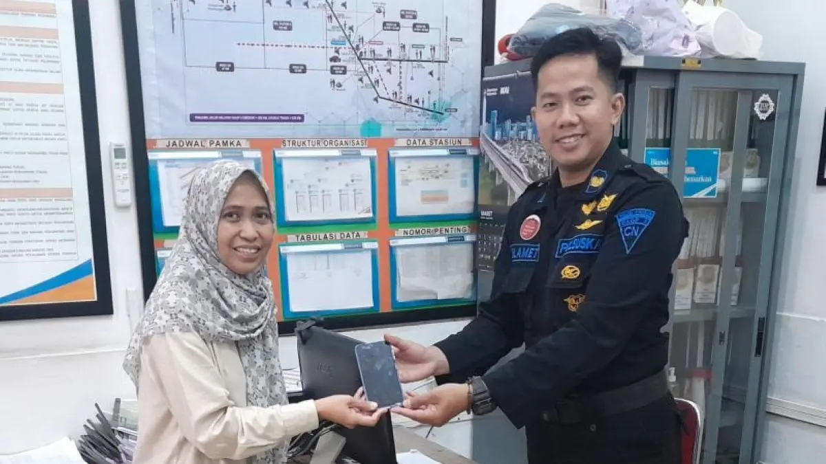 Petugas mengembalikan barang milik penumpang di Stasiun Cirebon. (KAI Cirebon/Antara)