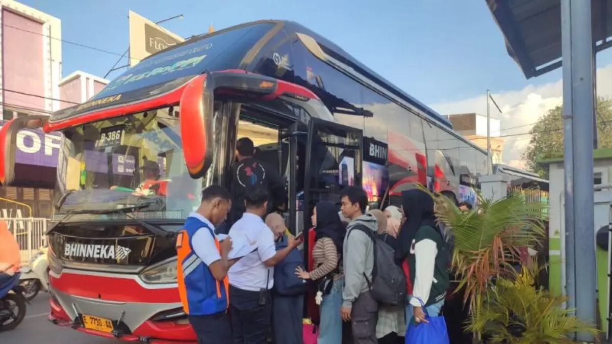 Sejumlah penumpang saat menggunakan layanan bus yang disediakan KAI Daop 3 Cirebon, imbas gangguan operasional KA Bangunkarta. (KAI Cirebon/Antara)