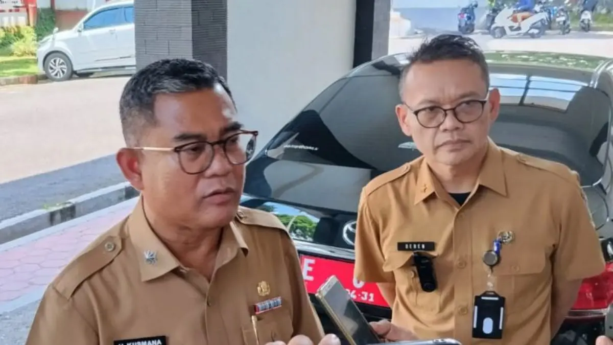 Sekda Kuningan Uu Kusmana (kiri) di Kantor DPRD Kuningan. (Fathnur Rohman/Antara)